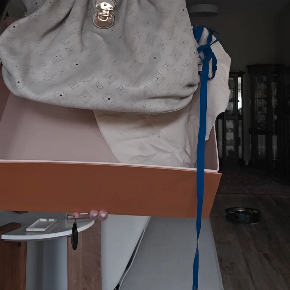 Authentic Louis Vuitton Mahina XL Hobo Ivory Perforated Leather 2008 w/box*OBO - Picture 4 of 17